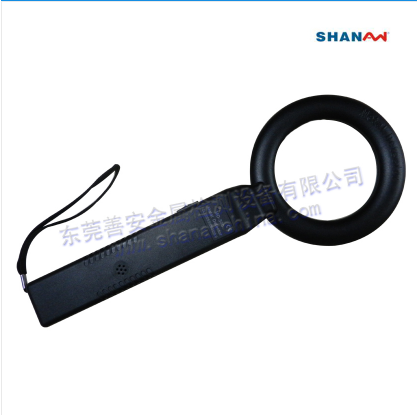 挖出炮彈，金屬探測儀不停的“滴滴”發(fā)出警報(bào)